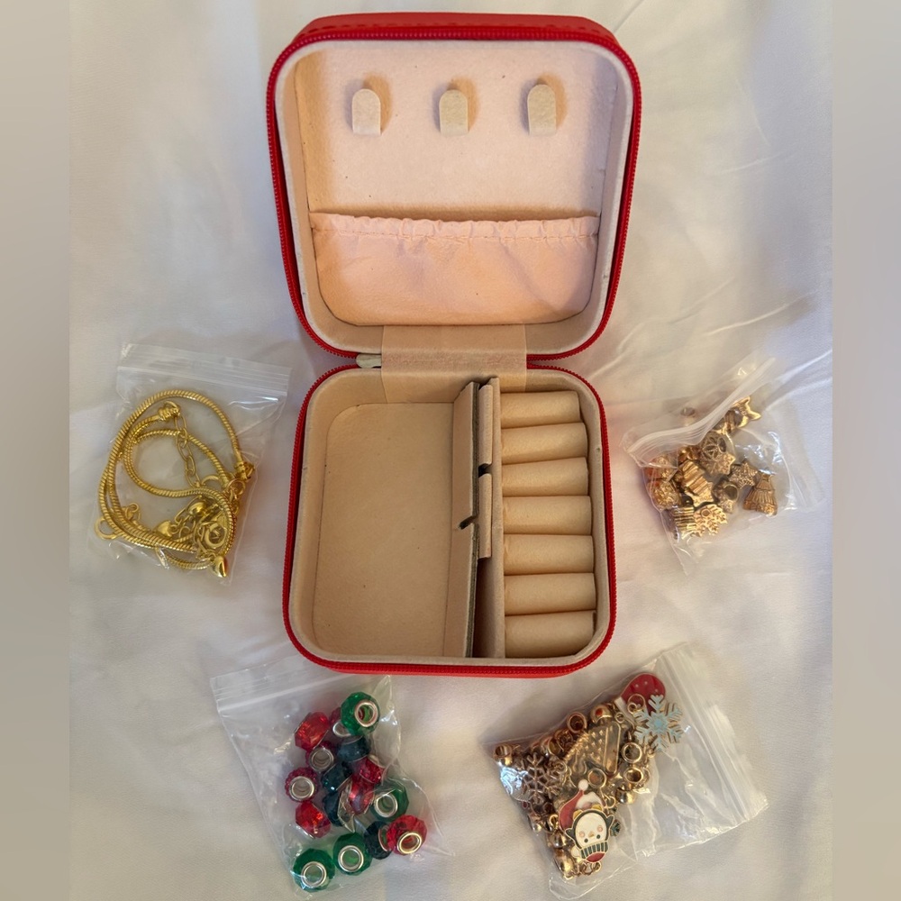 NWT Christmas Charm Bracelet Making Kit